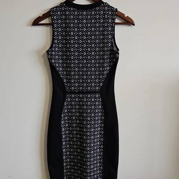 Elegant Black and White Patterned Dress - - Picture 4 of 11